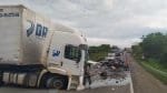 Acidente entre carro e caminhão deixa cinco mortos na Bahia