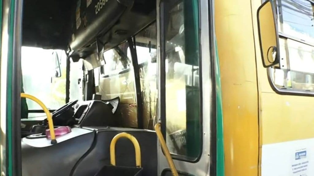 Onibus perde freio e colide com outro na Avenida Paralela em Salvador
