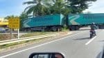 Carreta vira e trava trânsito na Estrada do Coco