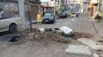 Moradores bloqueiam rua em Salvador por buraco na pista