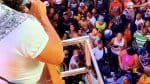 Bell Marques doa R$ 6 mil a ambulantes que tiveram isopor quebrado no Carnaval