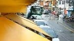 Ônibus desgovernado atinge seis veículos em Salvador
