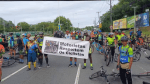 Ciclistas protestam por segurança após morte de colega na Paralela