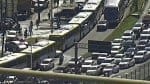 Protesto de ex-rodoviários trava Avenida Paralela