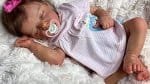 Mulher tenta obter licença-maternidade de bebê reborn
