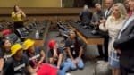 Manifestantes invadem Alba e sessão é encerrada
