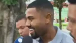 Davi Brito é acusado de ameaça e sai da delegacia sorrindo