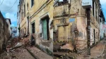 Casarões em risco interditam ruas em Salvador