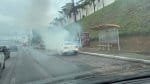 Carro pega fogo próximo ao Aeroporto