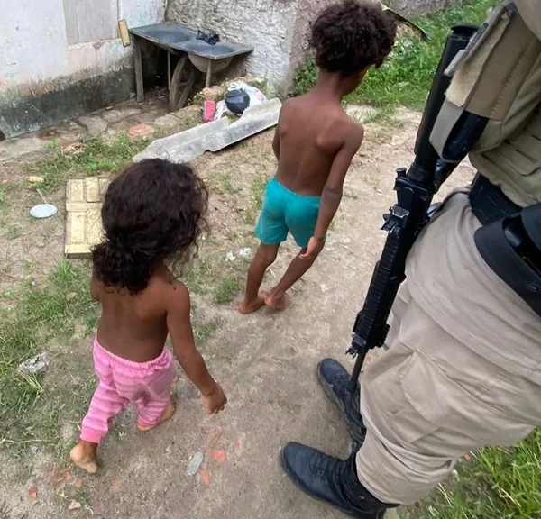 criancas sao resgatadas pela policia militar em camacari 2788333 article
