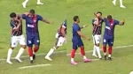 Jogador morde adversário em disputa de bola
