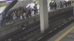 Homem pula em trilhos do metrô de Salvador para pegar celular