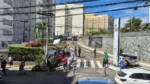 Idosa perde controle de carro e derruba portão do Shopping Barra