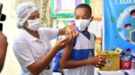 Programa de vacinação nas escolas de Salvador atualiza caderneta de alunos