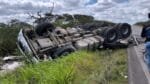 Carreta tomba após motorista se assustar na BR-242
