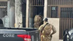 Gerente do tráfico faz companheira e filha reféns para fugir da polícia em Salvador