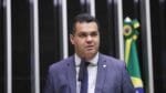 Deputado baiano é alvo de operação da PF e tem celular apreendido no aeroporto