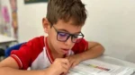 Criança de 9 anos morre eletrocutada ao tocar enfeite natalino em praça na Bahia