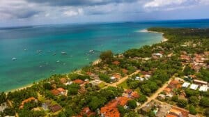 Destino turístico proíbe venda e consumo de bebidas em garrafas de vidro