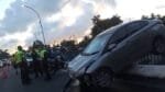 Carro perde controle e fica preso em grade de túnel no Comércio