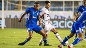 Vitória sai na frente duas vezes, mas fica no empate com o Confiança