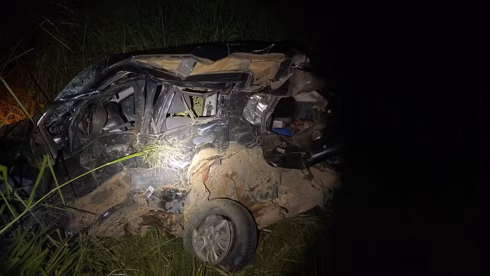 Três homens morrem após colisão entre carro e caminhonete na BR-242