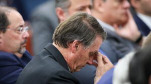 Investigação sobre arma leva polícia a pedir depoimento de Bolsonaro