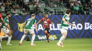 Vitória tenta derrubar o líder Palmeiras diante da sua torcida