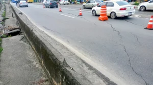 BR-324: afundamento da pista altera trânsito e exige desvio