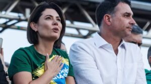 Flávio pede desculpas a Michelle e reforça convite para campanha presidencial