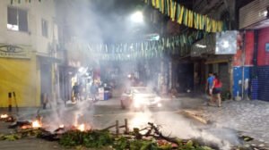 Moradores do Arenoso contestam versão da PM e protestam após morte de pedreiro