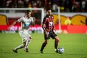 Vitória recebe o Grêmio em confronto direto para se afastar do Z-4