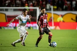 Vitória recebe o Grêmio em confronto direto para se afastar do Z-4