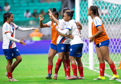 Goleira do Bahia brilha e mantém sonho do título vivo
