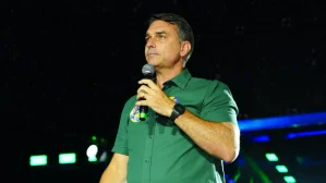 Fonte do governo americano afirma que Flávio Bolsonaro segue para os EUA